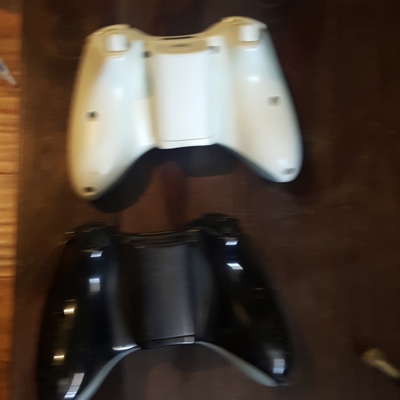 Xbox 360 comtrollers - Picture 2 of 2